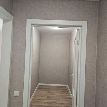 Установка дверного наличника