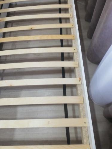 На кровати установлены новые деревянные планки, заменившие старые. Работа выполнена аккуратно, все элементы надежно закреплены, обеспечивая прочность и долговечность конструкции.