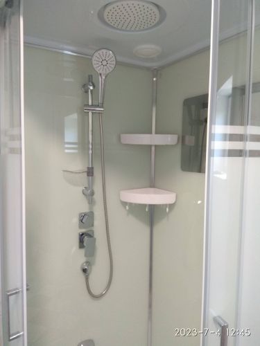 Установлена современная душевая конструкция с функцией гидромассажа, подключены все коммуникации, обеспечена герметичность, проверена работа всех элементов, закреплены полки и дверцы.
