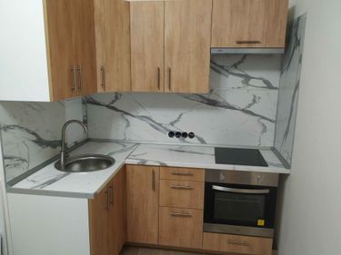 Установлена кухонная поверхность с вырезами под мойку и варочную панель, выполнена подгонка под углы и стыки, обеспечена точная подгонка и аккуратная отделка.