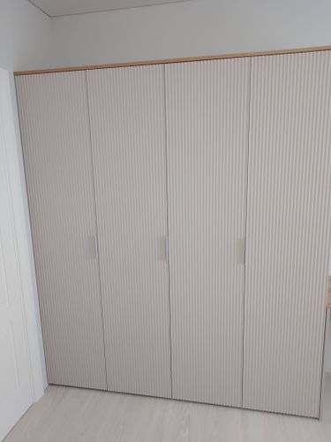 Изготовлено изделие с выдвигающимися ящиками, установлены направляющие, закреплены фасады, проверена плавность движения, обеспечена устойчивость конструкции, завершена сборка.