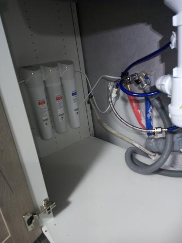 Установка проточного фильтра под мойку