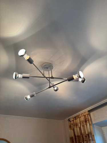 Установлено новое потолочное освещение, выполнено подключение проводов, закрепление конструкции, проверка работы светильника. Обновлённый элемент гармонично вписан в интерьер помещения.