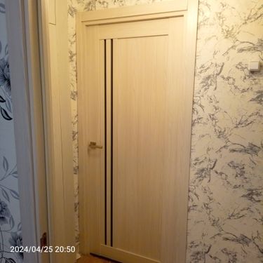 Установлена новая деревянная створка, закреплена в проеме, отрегулирована фурнитура, обеспечена плавность закрывания, выполнена отделка наличниками, проверена функциональность конструкции.