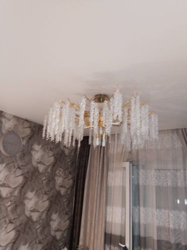 Люстра закреплена на потолке, подключены провода, установлены лампы, проверена работа. Элементы декора размещены, обеспечена надежность крепления, светильник функционирует исправно.