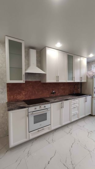 Установлены шкафы, закреплена столешница, подключена техника, смонтирована вытяжка, смеситель, раковина. Завершены отделочные работы, обеспечена функциональность и эстетика.