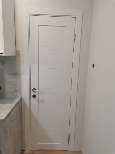 Установлена новая деревянная створка, закреплены петли, врезан замок, отрегулирована фурнитура, произведена подгонка полотна, обеспечена плавная работа, завершена отделка проема.