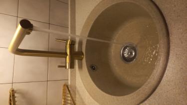 Завершена установка нового фильтра для воды, обеспечивающего чистую жидкость. Тщательно заменены элементы, проверена герметичность соединений, восстановлена подача через кран.