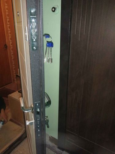 Установлена новая металлическая дверь, заменены замки, отрегулированы петли, проверена работа ручек и уплотнителей, обеспечена надежная защита и плавное закрытие.