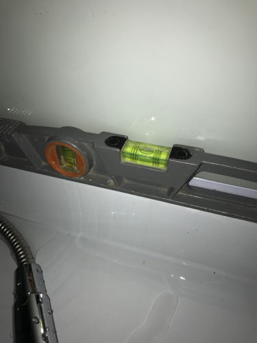 Установлены стенки, поддон и двери, подключены водопровод и слив, проверена герметичность, отрегулированы элементы, проведена финальная проверка уровня и функциональности.