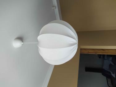 Установлено осветительное устройство на потолок, подключены провода, закреплена конструкция, проверена работа. Завершено оформление интерьера, обеспечено равномерное освещение комнаты.