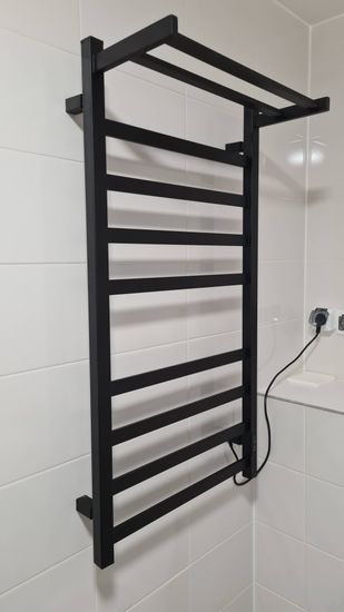 Закреплен прибор на стене, подключен к электросети, проверена работоспособность, обеспечена безопасность использования, скрыты провода, соблюдены все технические нормы.