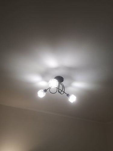 Закрепили светильник на потолке, подключили электричество, проверили работу. Установили крепежи, обеспечили надежность конструкции, протестировали освещение, завершили монтаж.