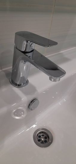 Установлен новый кран на кухонную раковину, подключены трубы, проверена герметичность соединений, устранены протечки, обеспечен надежный водопровод, выполнена чистовая отделка поверхности.