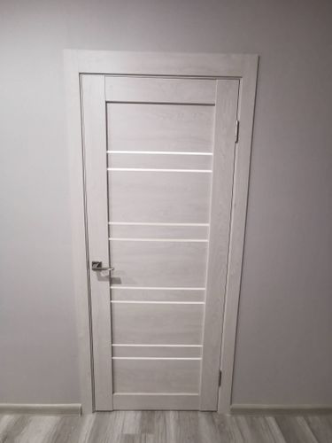 Установлен замок в дверь: выполнено сверление, подготовлено отверстие, закреплены механизм и ручка, проверена работоспособность. Все элементы аккуратно подогнаны, конструкция функционирует.