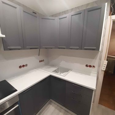 Установлены шкафы, закреплены фасады, смонтирована столешница, врезана мойка, подключены розетки, установлена варочная панель, выровнены поверхности, закреплены ручки, проведена финальная проверка.