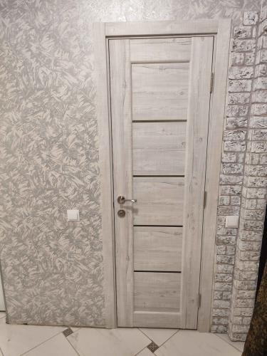 Установка межкомнатной одностворчатой двери с врезанной фурнитурой Установка добора до 20 см