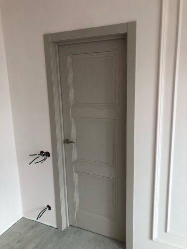 Установлена складная конструкция, закреплены направляющие, выполнено крепление панелей, обеспечена плавность открывания, проверена устойчивость, завершены отделочные работы.