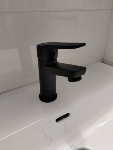 Сборка и навеска зеркального шкафа в ванной комнате