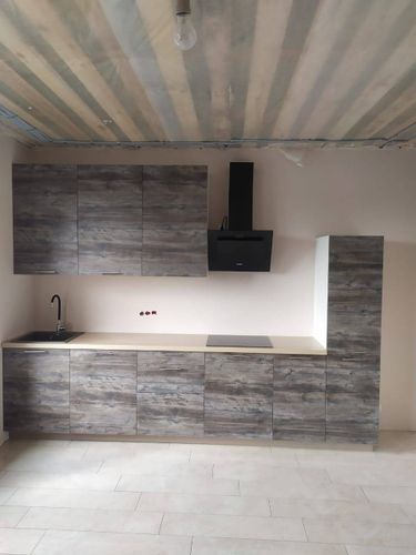 Установлены шкафы, смонтирована столешница, врезана мойка, подключена вытяжка, закреплены фасады. Завершена сборка кухонного гарнитура с учетом всех деталей и элементов.