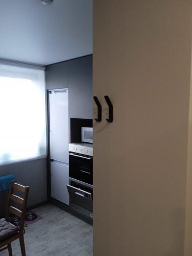 Телевизор надежно закреплен на стене, провода аккуратно спрятаны, обеспечена безопасность и эстетичность. Установка завершена, все элементы надежно зафиксированы и проверены.