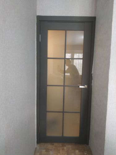 Установлена новая створка, закреплена коробка, навешены петли, врезана ручка, отрегулированы зазоры, проверена плавность хода, завершена отделка откосов, произведена уборка рабочего места.