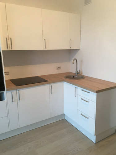 Изготовлены и установлены новые дверцы для кухонного гарнитура, выполненные с точностью по индивидуальным размерам. Обновлённые элементы гармонично вписываются в интерьер, создавая современный вид.