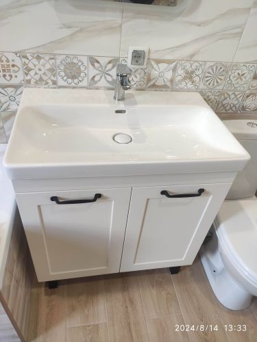 Установлена раковина с подключением к водопроводу и канализации, закреплен смеситель, герметично заделаны швы, проверена работа сливной системы, обеспечена надежная фиксация конструкции.