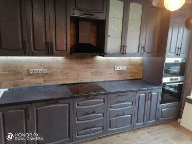 Установлена новая столешница из ДСП, выполнены вырезы под варочную панель и мойку, закреплены все элементы, обеспечена надежная фиксация и герметизация швов для долговечности.