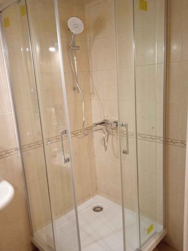 Удалены стеклянные панели, разобраны металлические крепления, отсоединены водопроводные шланги, демонтирован поддон, очищено пространство от остатков герметика.