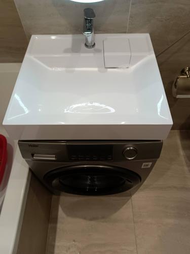 Устройство подключено, встроено в нишу под раковиной, подсоединены коммуникации для подачи воды и слива, проверена работоспособность, обеспечена устойчивость и герметичность соединений.