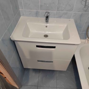 Установлен новый кран, заменены подводящие трубы, проверена герметичность соединений, обеспечена стабильная подача воды, проведена очистка рабочей зоны, выполнена проверка функциональности.