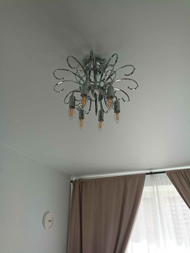 Выполнен монтаж устройства для регулировки яркости освещения. Подключение произведено к потолочной люстре, обеспечивая плавное изменение светового потока в комнате.