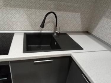 Выполнен монтаж устройства для переработки остатков пищи под раковиной, подключены все необходимые коммуникации, проверена работоспособность системы, обеспечена герметичность соединений.