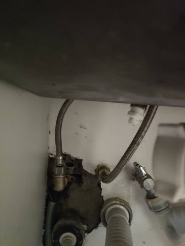 Изображение демонстрирует завершенные работы по замене изношенной кранбуксы в смесителе. Установлены новые детали, обеспечивающие надежную герметичность и исправное функционирование водопровода.