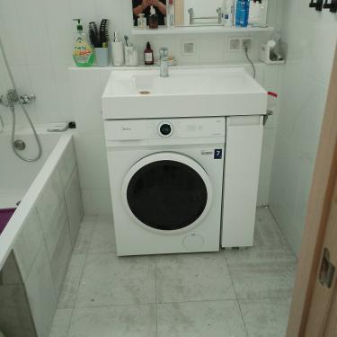 Установлена новая раковина на стиральную машину, подключены водопровод и слив, проверена герметичность соединений, закреплены все элементы.