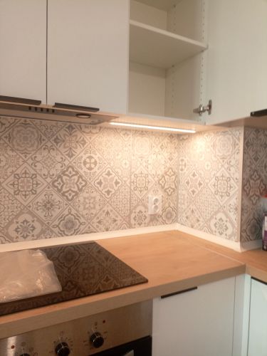 Установка светодиодной ленты для подсветки рабочей зоны