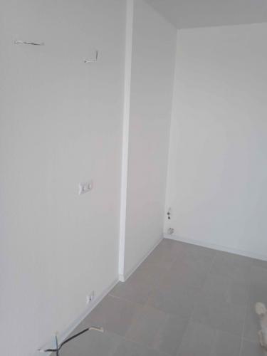 Измерены параметры помещения, учтены особенности стен и углов, подготовлены данные для установки, проведена оценка высоты и площади, учтены коммуникации и освещение.