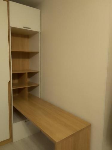 Собрана конструкция с полками и столешницей, установлена в углу комнаты. Все элементы надежно зафиксированы, обеспечивая устойчивость и функциональность.