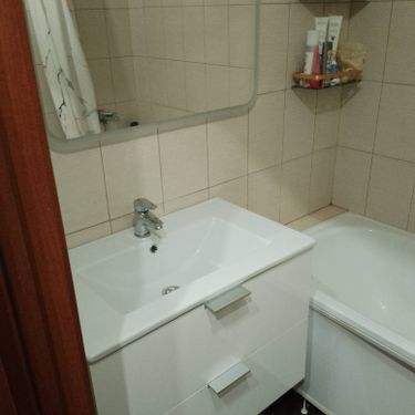 Выполнена установка нового крана в ванной комнате. Демонтирован старый, произведено подключение труб, проверена герметичность соединений, обеспечена корректная работа водоснабжения.