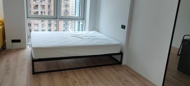 Собрана двуспальная кровать: каркас установлен, матрас уложен, все элементы надежно закреплены, конструкция выровнена по уровню, обеспечена устойчивость на полу, завершена проверка на прочность.