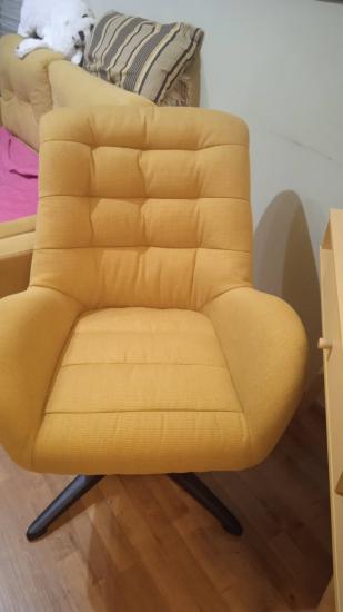 Собрано новое удобное кресло: установлены спинка, сиденье, подлокотники и ножки. Все элементы соединены, проверена устойчивость и комфортность. Готово к использованию.