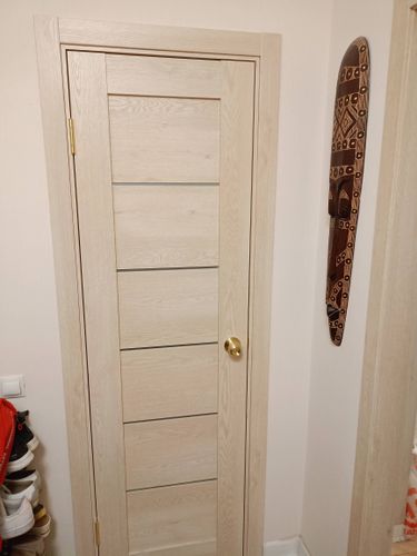 Установлен новый запорный механизм в деревянную дверь. Выполнено аккуратное врезание, обеспечена надежная фиксация. Ручка и замок гармонично сочетаются с полотном.