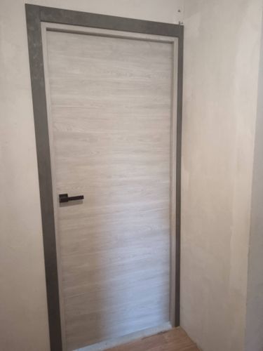 Установлена новая створка, закреплена коробка, добавлены наличники. Проверена плавность открывания, отрегулированы петли, зафиксирована ручка. Завершен монтаж, обеспечена функциональность.