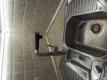 Установлен новый кран на кухонную мойку. Подключены водопроводные шланги, проверена герметичность соединений, устранены протечки. Обновлён внешний вид рабочей зоны.