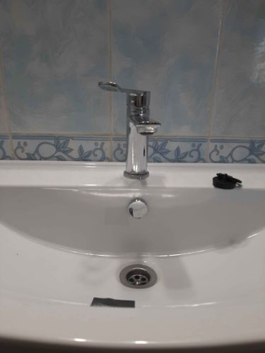 Установлен новый сифон под раковиной, обеспечивающий надежное соединение и герметичность. Все элементы тщательно закреплены, утечки устранены, система функционирует без сбоев.