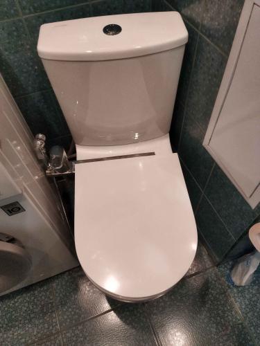 Подключен и закреплен душ для удобства, проведены трубы, установлены крепления, проверена герметичность соединений, обеспечена функциональность и эстетичность.