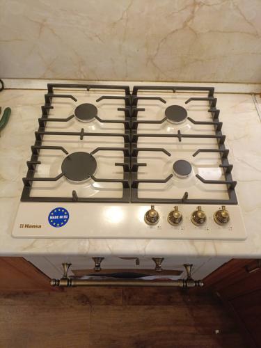 Установлено новое кухонное оборудование, подключены все коммуникации, проверена работоспособность, проведена финальная проверка безопасности и чистота рабочей зоны восстановлена.