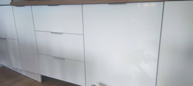 Установлены шкафы, закреплены фасады, смонтирована столешница, установлены ручки, выровнены дверцы. Завершена сборка и монтаж кухонного гарнитура, обеспечена функциональность.