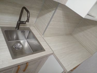 Установка светодиодной ленты для подсветки рабочей зоны